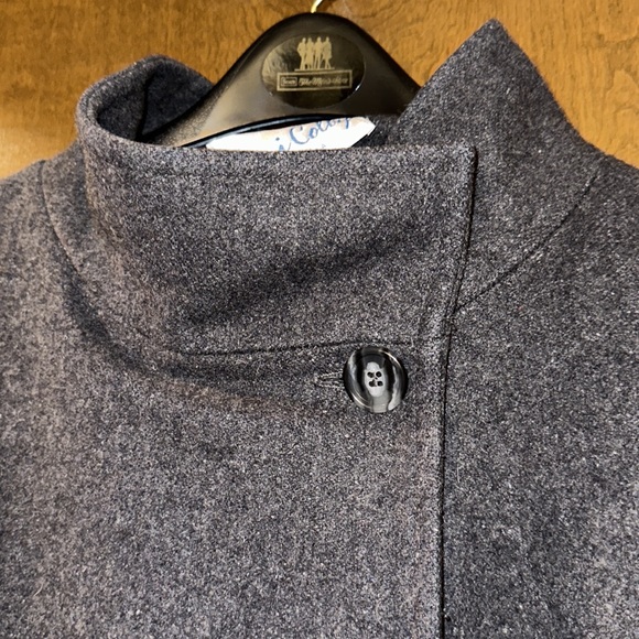 Dani Colby Hockanum Wool fabric cape - Picture 2 of 4